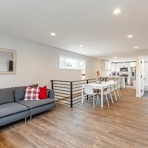  Holiday home Beautifully Remodeled Rambler In South United States